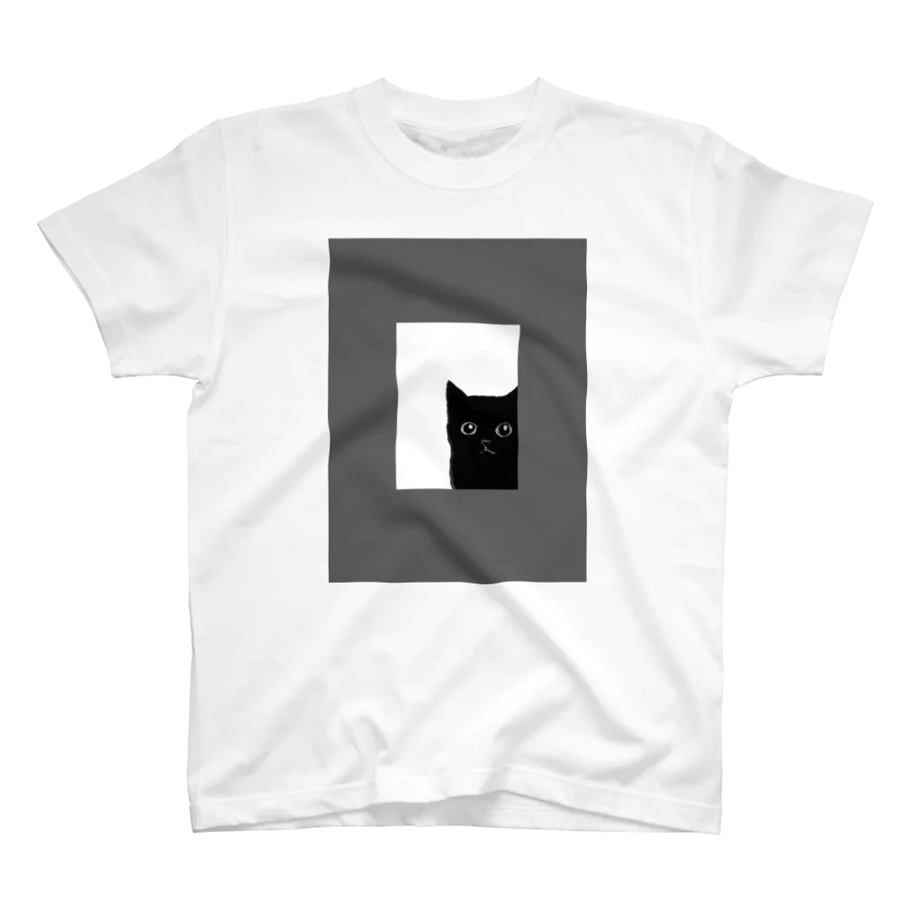 WAMI ARTの猫の窓(モノクロ) Regular Fit T-Shirt