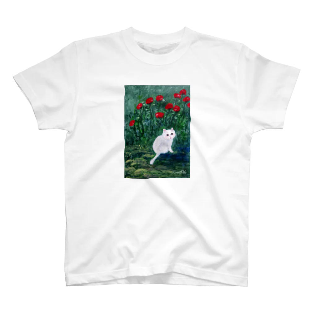 Tomoshibiの「赤い薔薇咲く庭の、優しい目をした白い猫」 スタンダードTシャツ