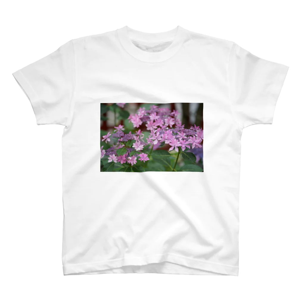 tazzberry.japanの雨の紫陽花 Regular Fit T-Shirt