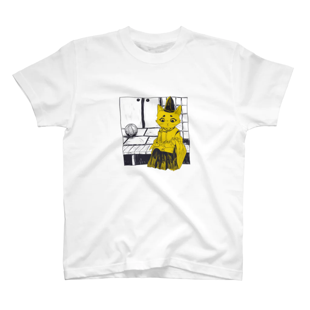 思い付きの庭の神主ネコ Regular Fit T-Shirt