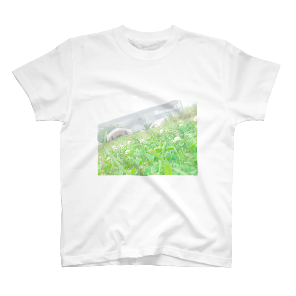 Nanaの芝生 四つ葉のクローバー お花 スタンダードTシャツ