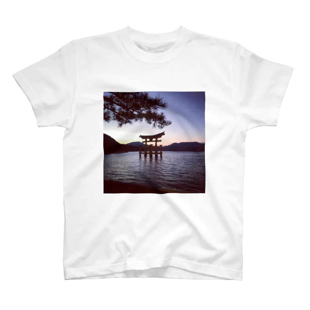 store.ichigohimeのMiyajima's sunset Regular Fit T-Shirt