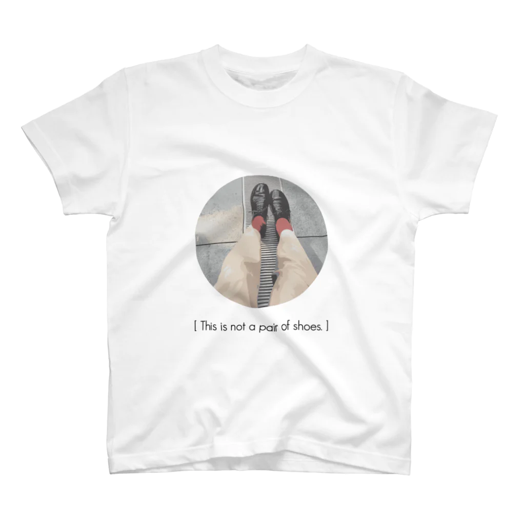 happyMan shopのThis is not a pair of shoes Regular Fit T-Shirt