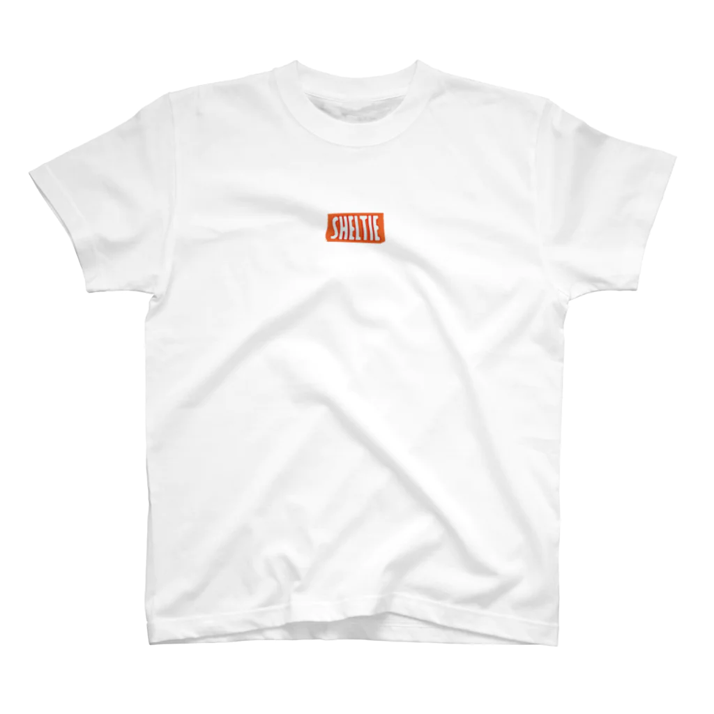 MOCUのSHELTIEボックスロゴ Regular Fit T-Shirt