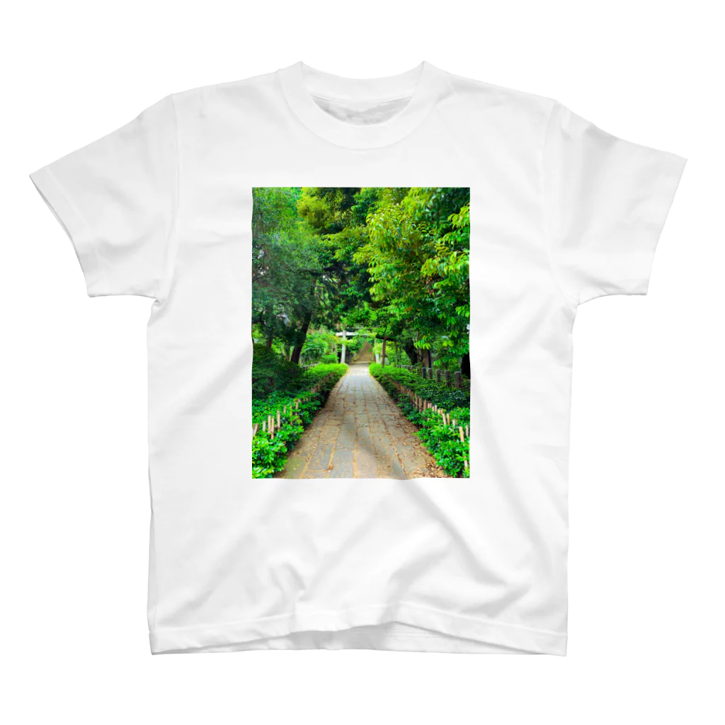 日本風景と自然風景の緑と鳥居 Regular Fit T-Shirt