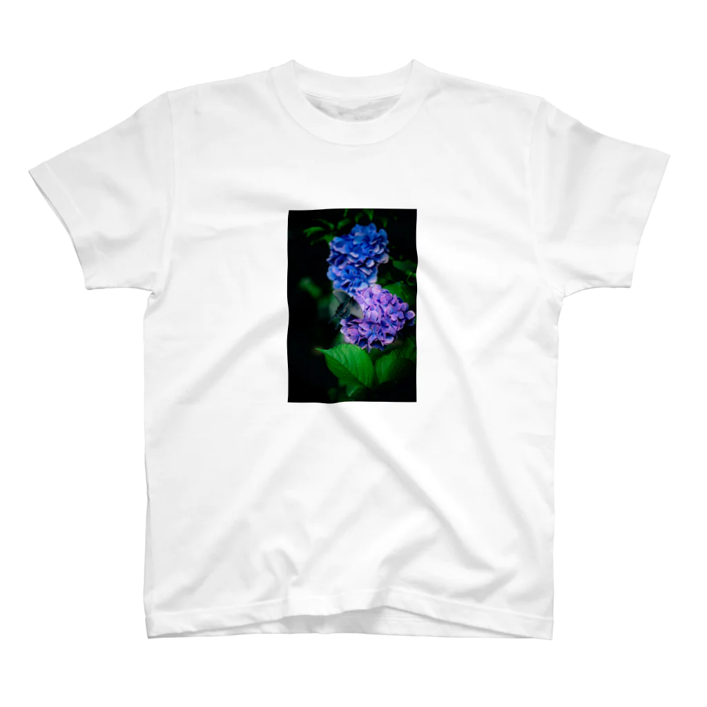 Photographer non.'s shopの紫陽花とクロアゲハ Regular Fit T-Shirt