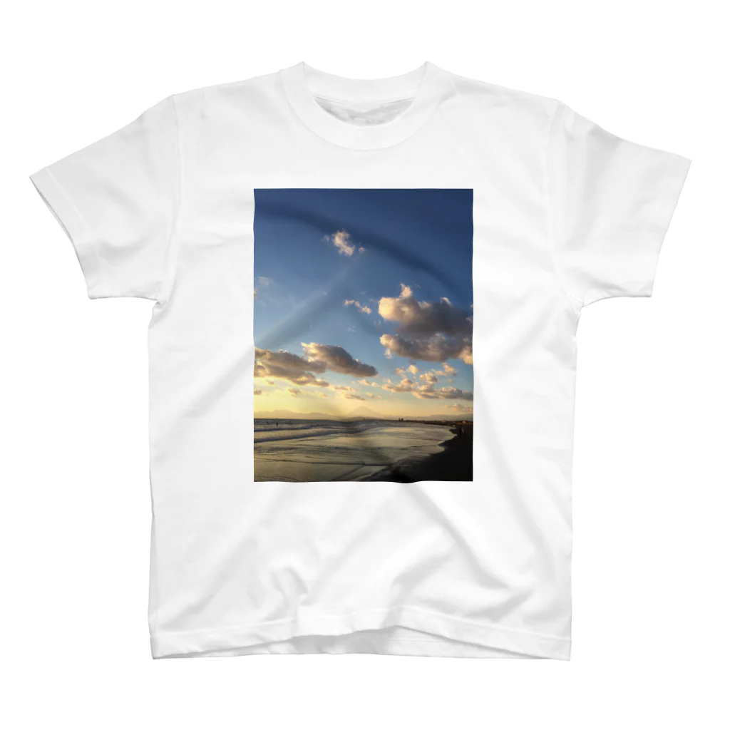 shizenhaの冬の海辺の空と雲 スタンダードTシャツ