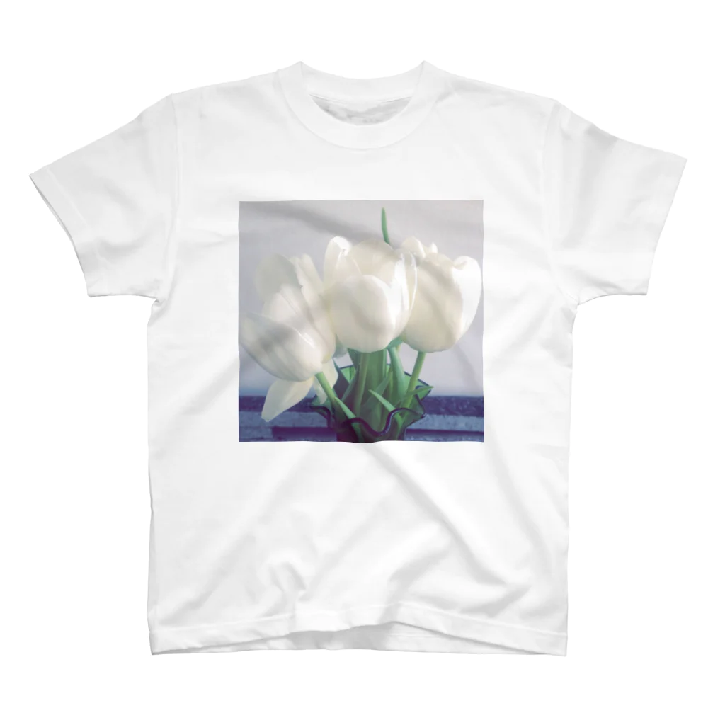 the Waning MoonのWhite tulips  Regular Fit T-Shirt