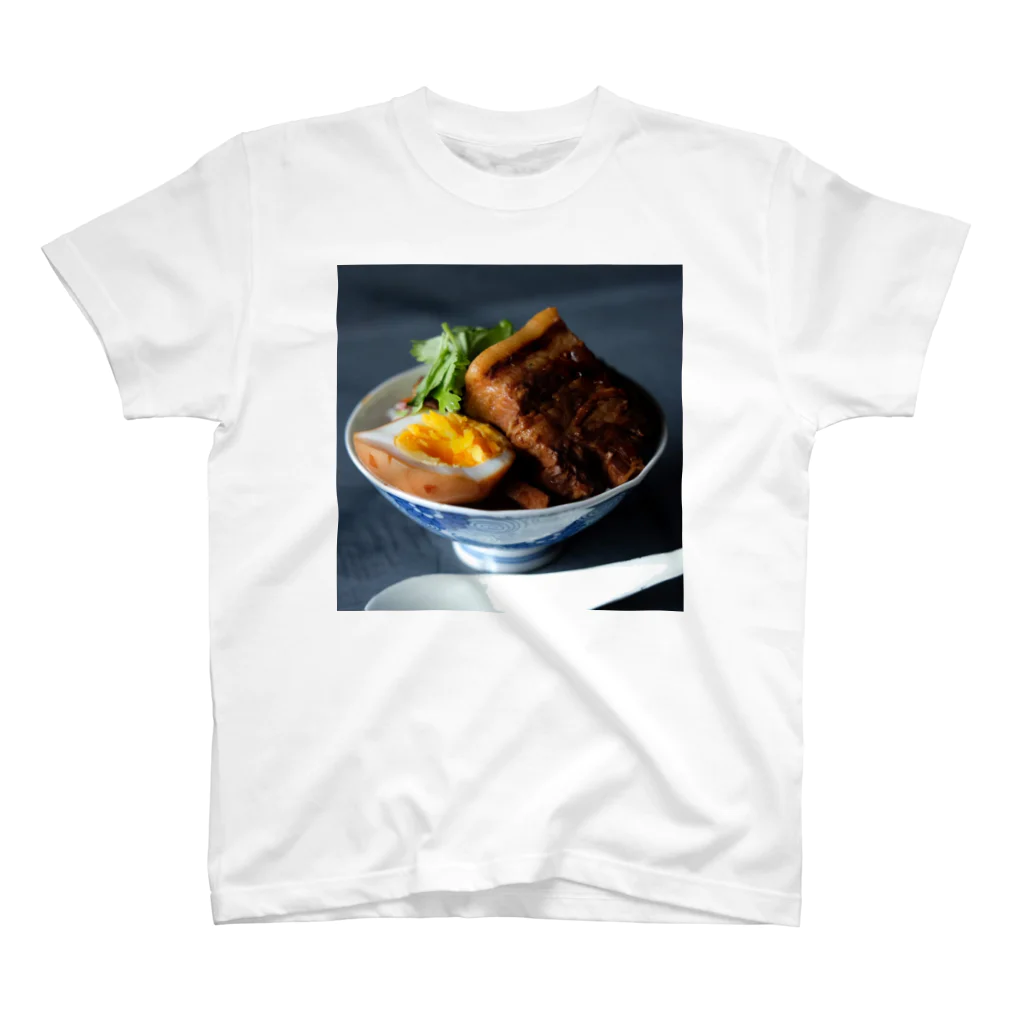 yucchosanのyucchosanの魯肉飯（正方形） Regular Fit T-Shirt