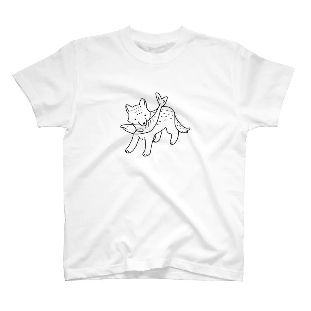 てのシャケをくわえたオオカミ スタンダードTシャツ