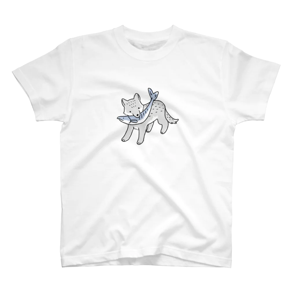 てのシャケをくわえたオオカミ（いろ） スタンダードTシャツ