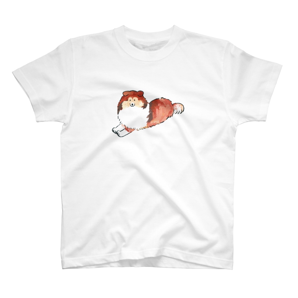 ずっこ（zucco.)のふせをしている大人のシェルティ Regular Fit T-Shirt