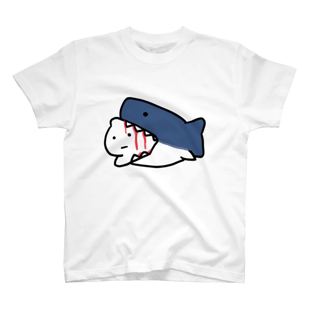 サイチのサメに食べられているねこＴシャツ スタンダードTシャツ