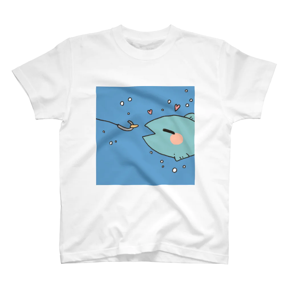 ゆるはたショップの釣られる1秒前な魚 スタンダードTシャツ