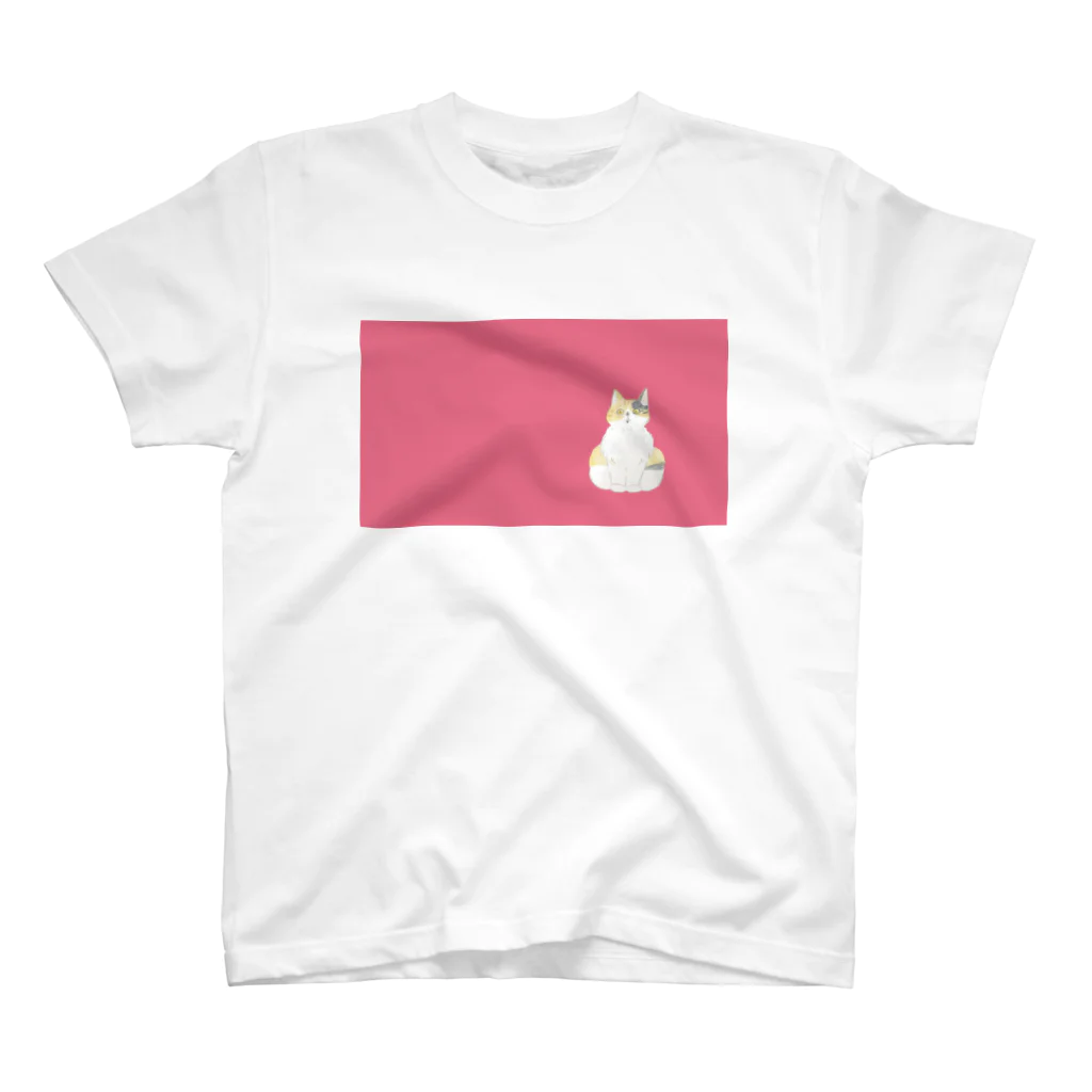 SHINOBU LABORATORY.のビックリ顔の三毛猫つぼみ(PINK) Regular Fit T-Shirt