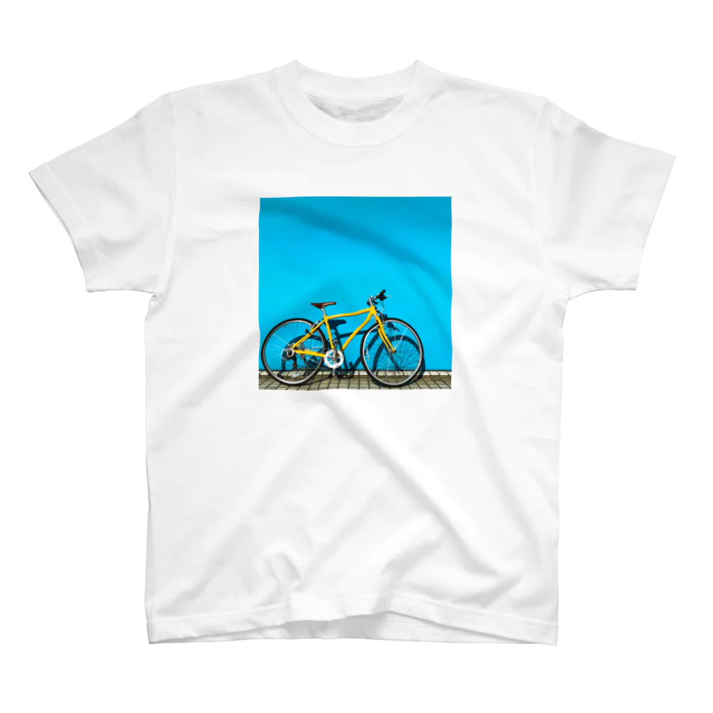 旅先pics📸の青い壁と黄色い自転車 スタンダードTシャツ