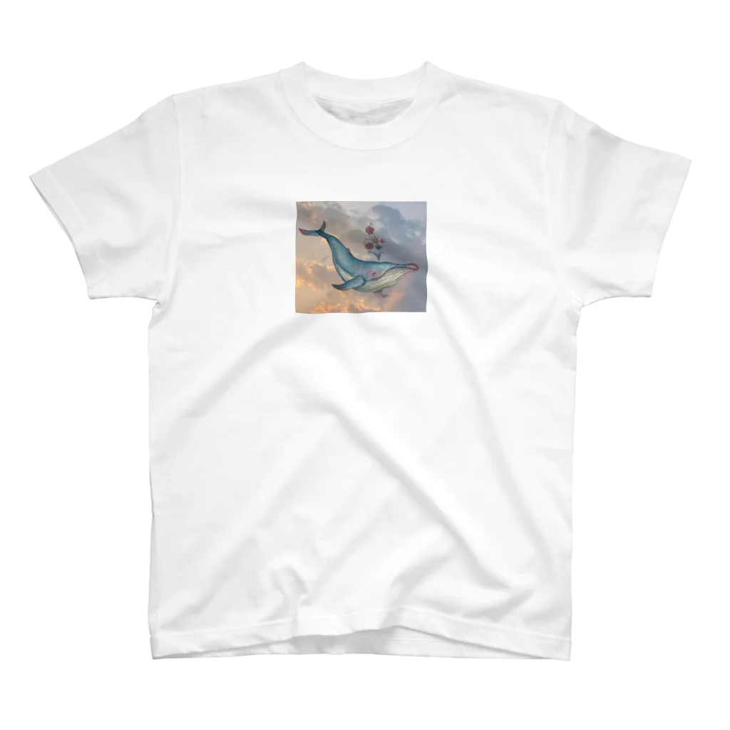 晴夏の晴れた空から彩を降らせるクジラ Regular Fit T-Shirt