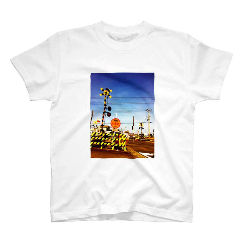 トモカピの踏切風景写真 Regular Fit T-Shirt