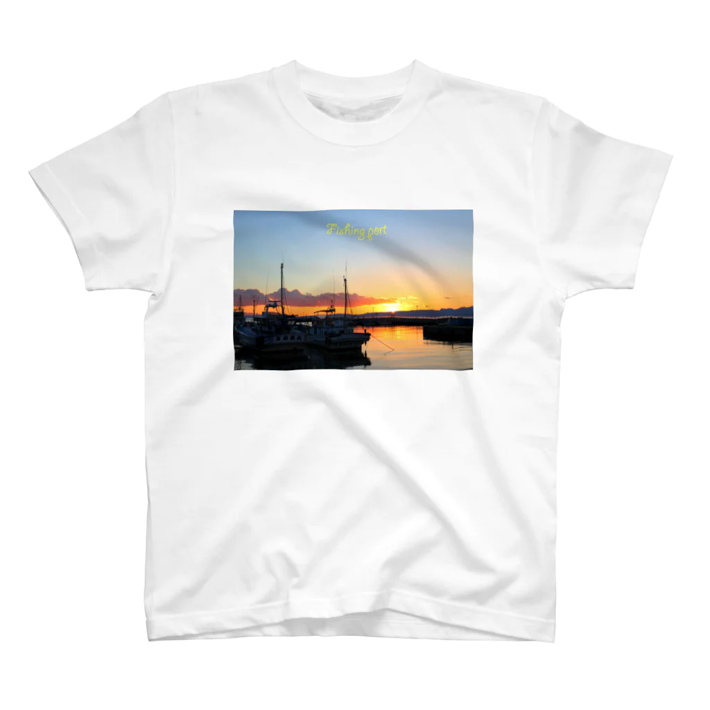 photo-kiokuの漁港夕景 スタンダードTシャツ