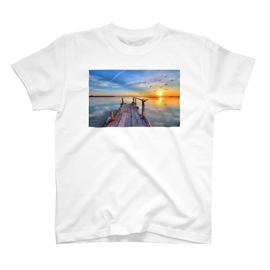  カラフルな海辺の 海沿いの夕日 Regular Fit T-Shirt