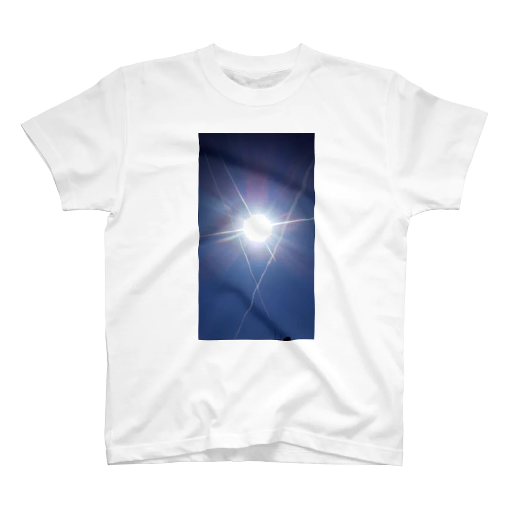 普通に良い店の太陽と飛行機雲 Regular Fit T-Shirt