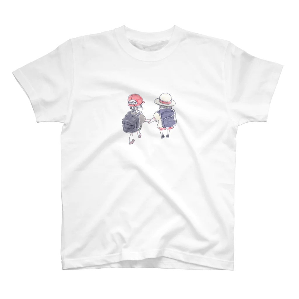 浅山しおん（ハリネズミのソフィー）のオリジナル　手を繋いで歩く幼い二人の女の子 Regular Fit T-Shirt