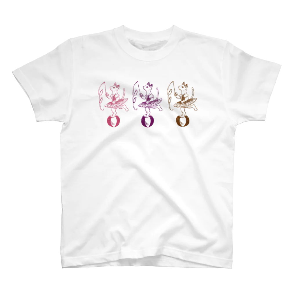 夜の春の砂浜のCat and ball スタンダードTシャツ