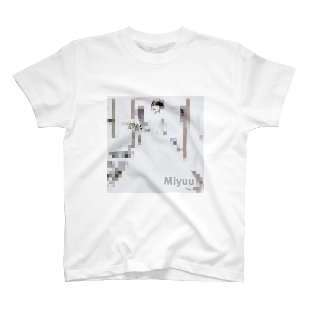 MIYUU STOREのMIYUU wedding dress ver. Regular Fit T-Shirt