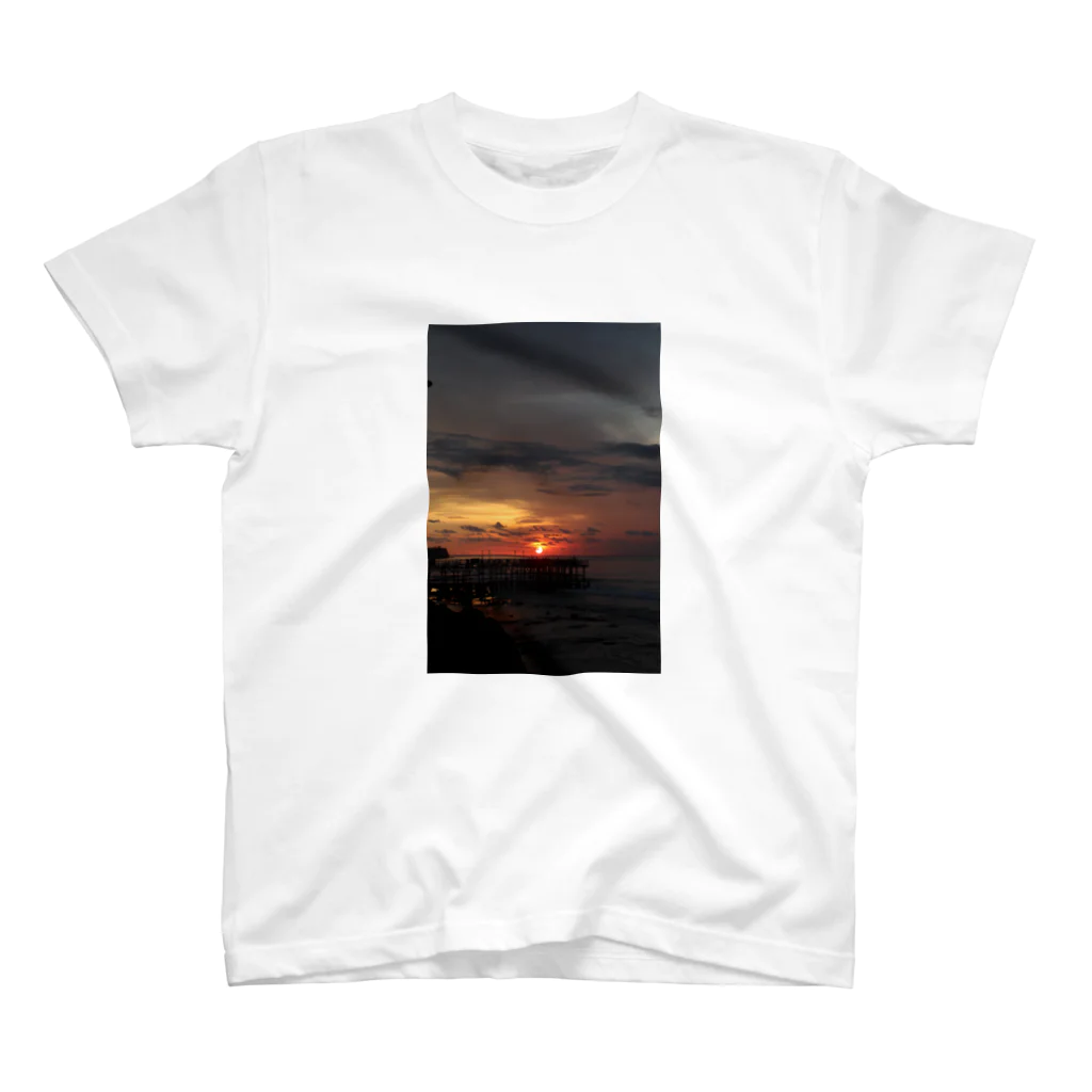 もふもふワールドの夕日 Regular Fit T-Shirt