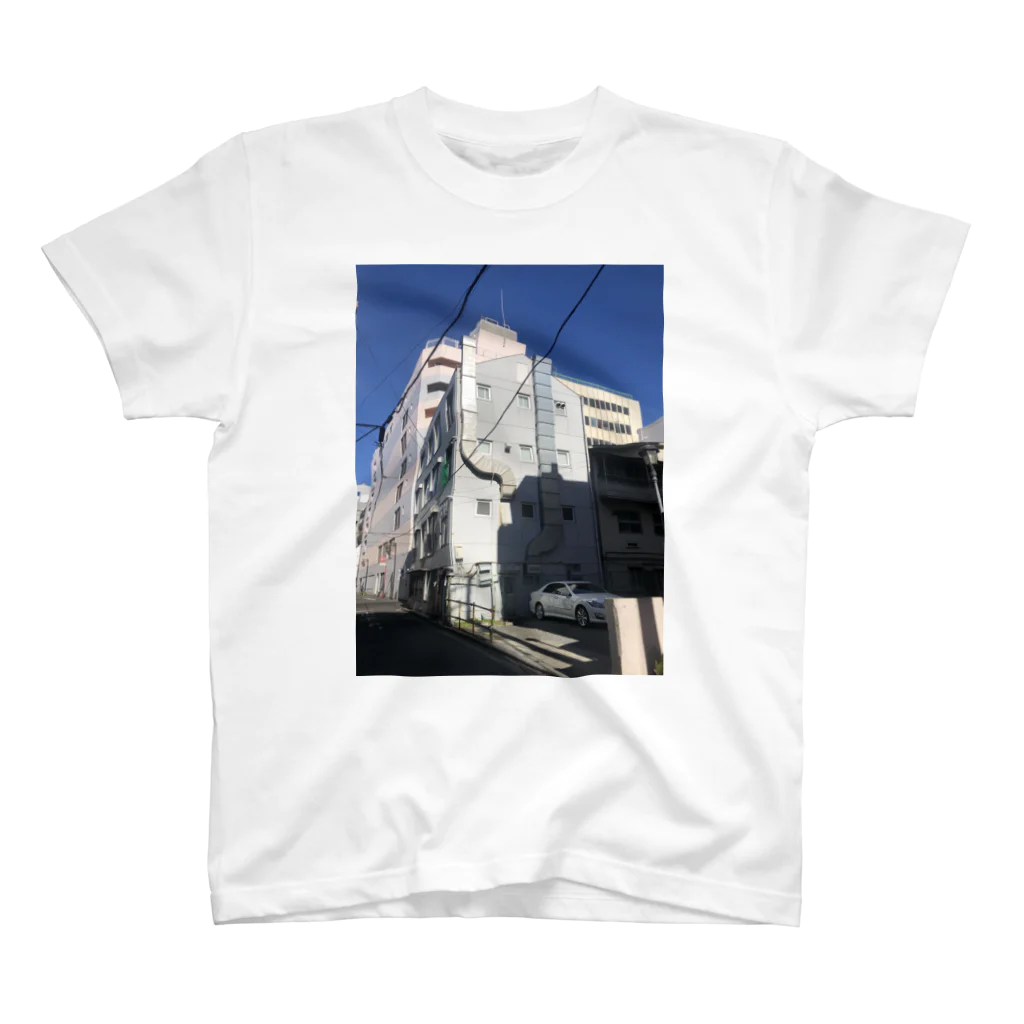 うやうやの藤沢駅の近くののビルの写真 Regular Fit T-Shirt