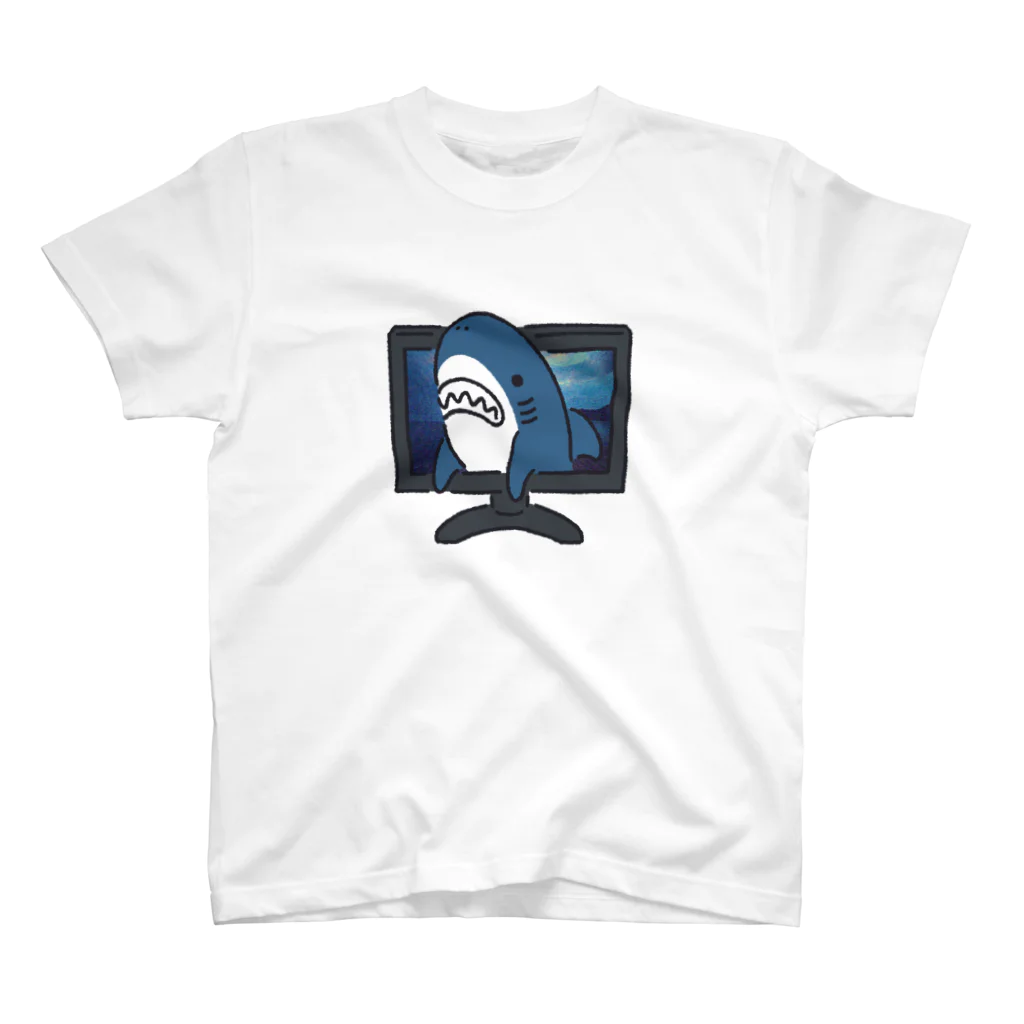 サメ わりとおもいの画面から出てくるサメ Regular Fit T-Shirt