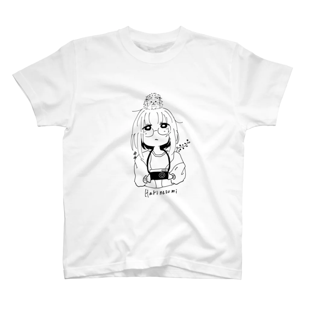 キノコもちのハリネズミと女の子 Regular Fit T-Shirt