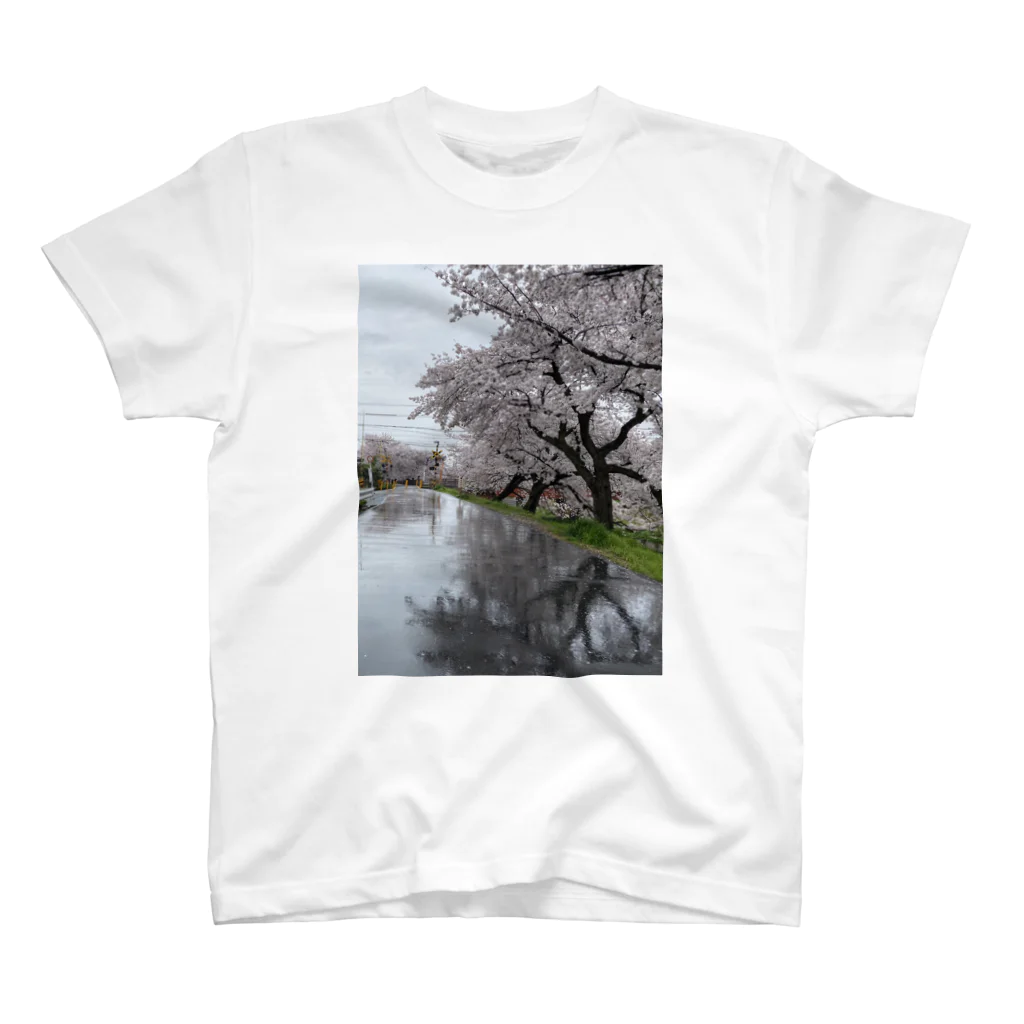自称エモエモ商店 の桜と踏切のウユニ塩湖風 スタンダードTシャツ
