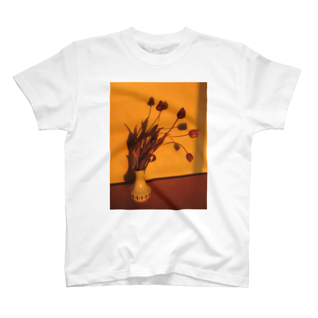 Kensuke HosoyaのTulips at sunrise スタンダードTシャツ