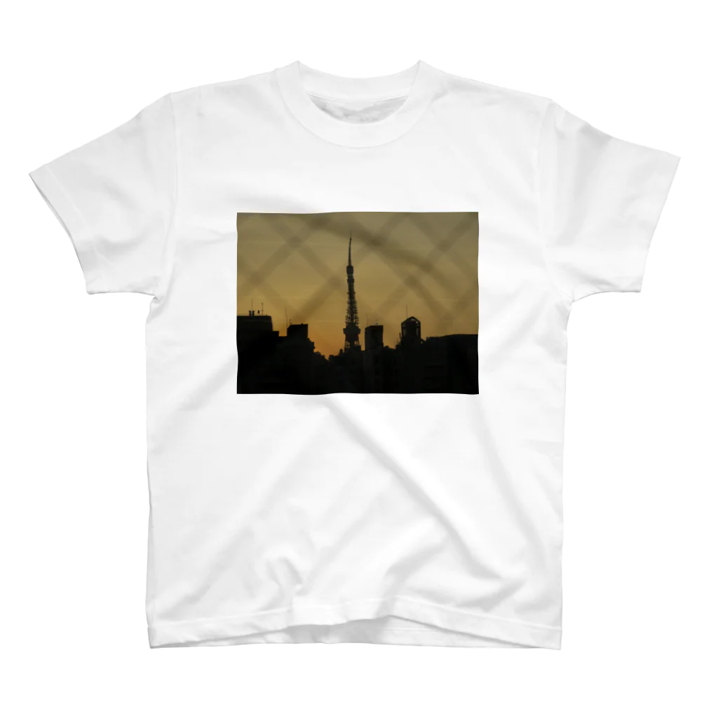 hideackのGaze in awe at the iconic silhouette of Tokyo Tower Regular Fit T-Shirt