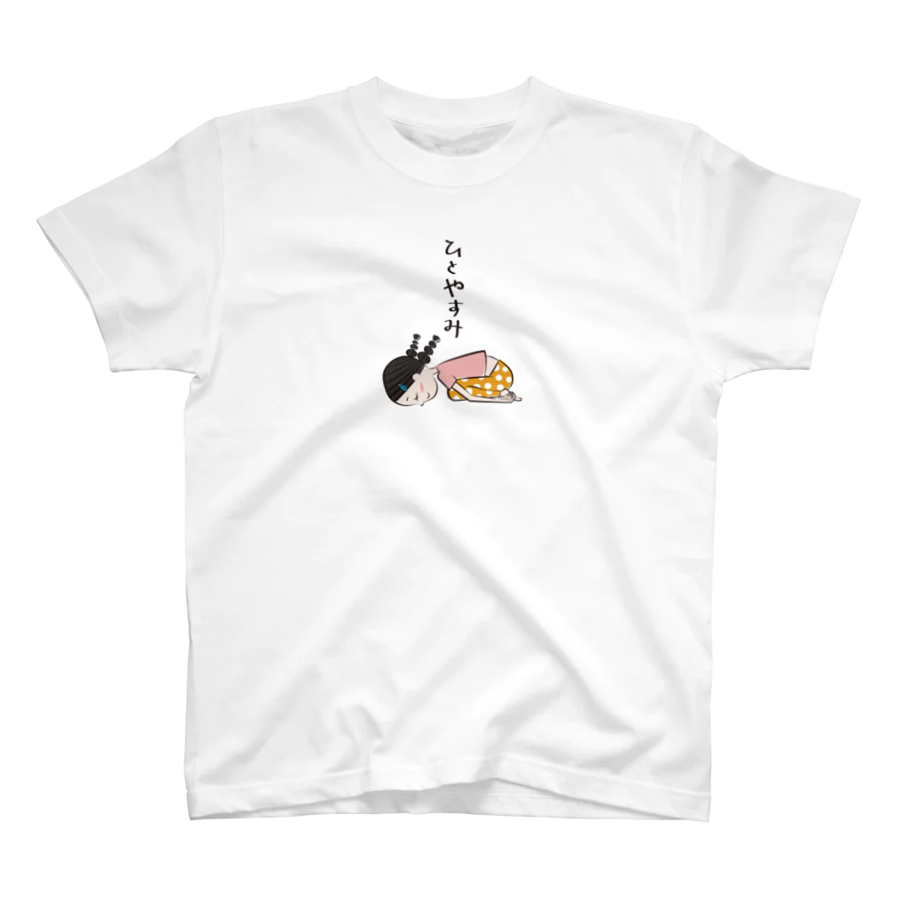 komomoaichiのチャイルドポーズの女の子 Regular Fit T-Shirt