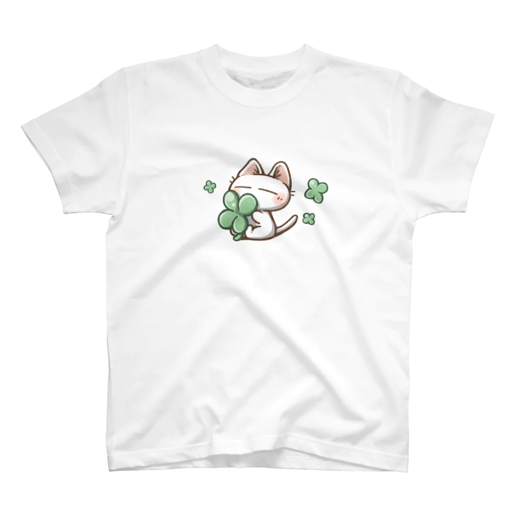 ねこ猫屋さんの白猫さんとクローバー Regular Fit T-Shirt