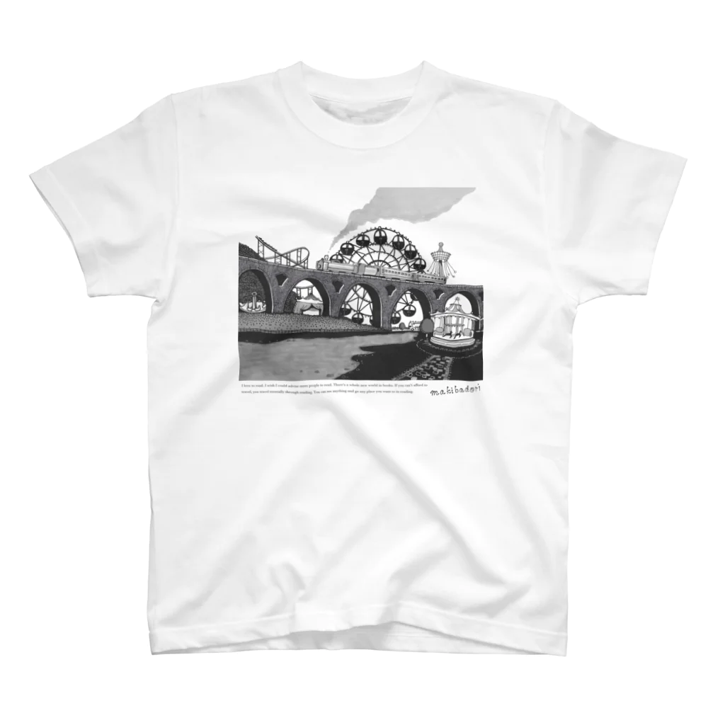 マキバドリの蒸気機関車と遊園地（モノクロ） スタンダードTシャツ