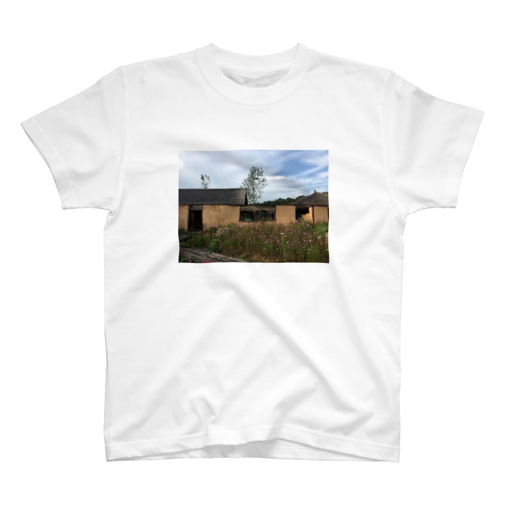 irodoruの馬小屋ホテル T-Shirt
