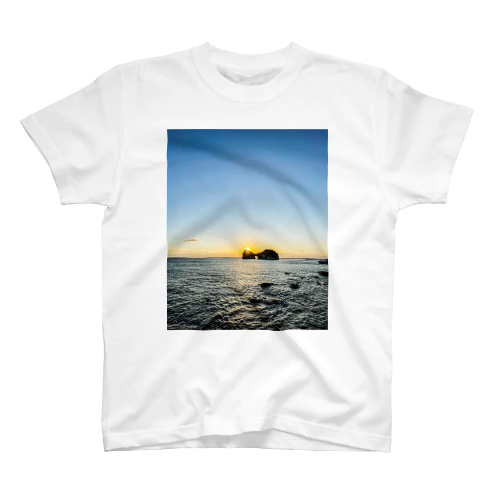 景色の写真を撮って　グッズを作ってますの和歌山の　円月島 スタンダードTシャツ