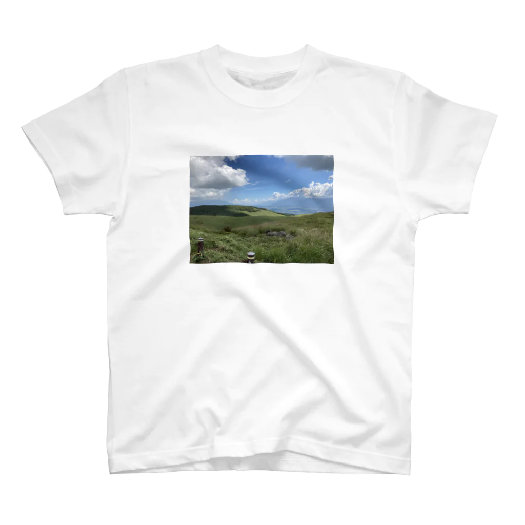 伊織の作品の山から見える景色 Regular Fit T-Shirt