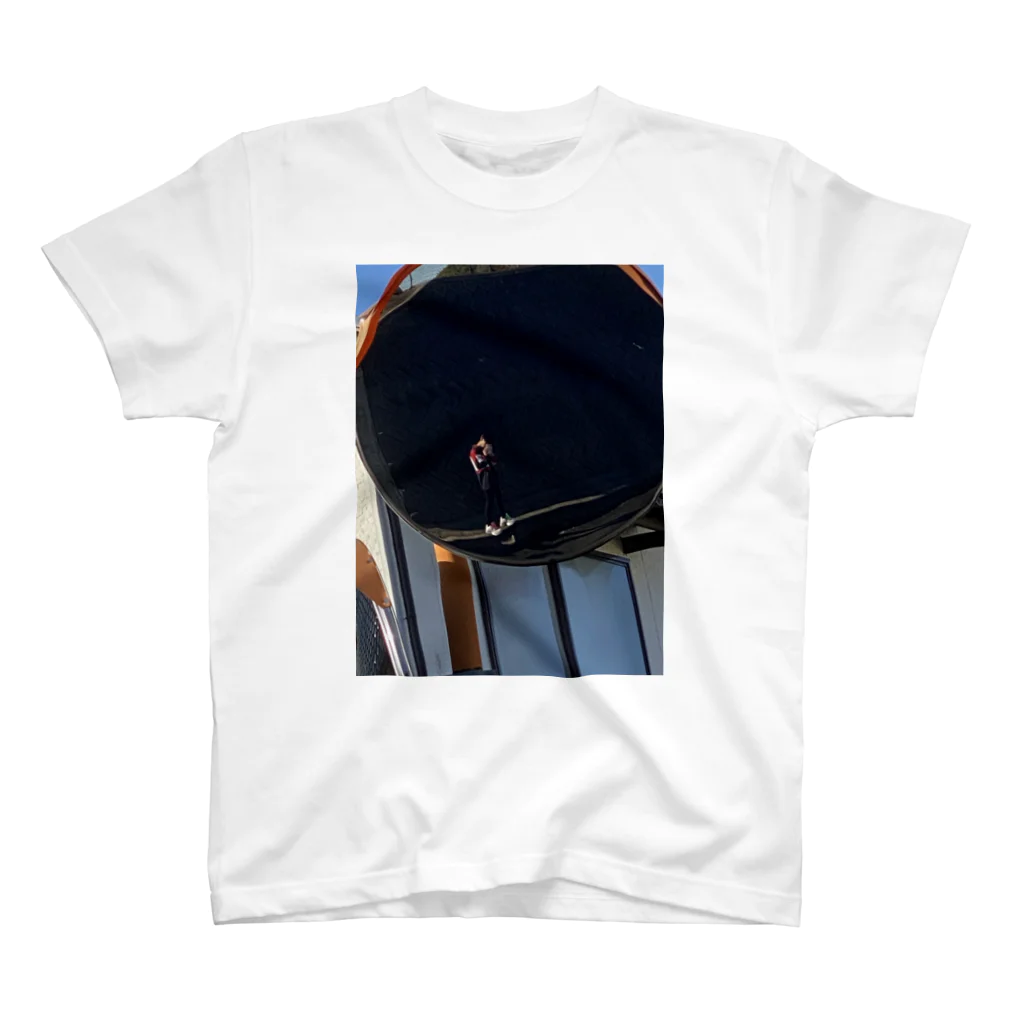 ryogaのカーブミラーに映る自分 スタンダードTシャツ