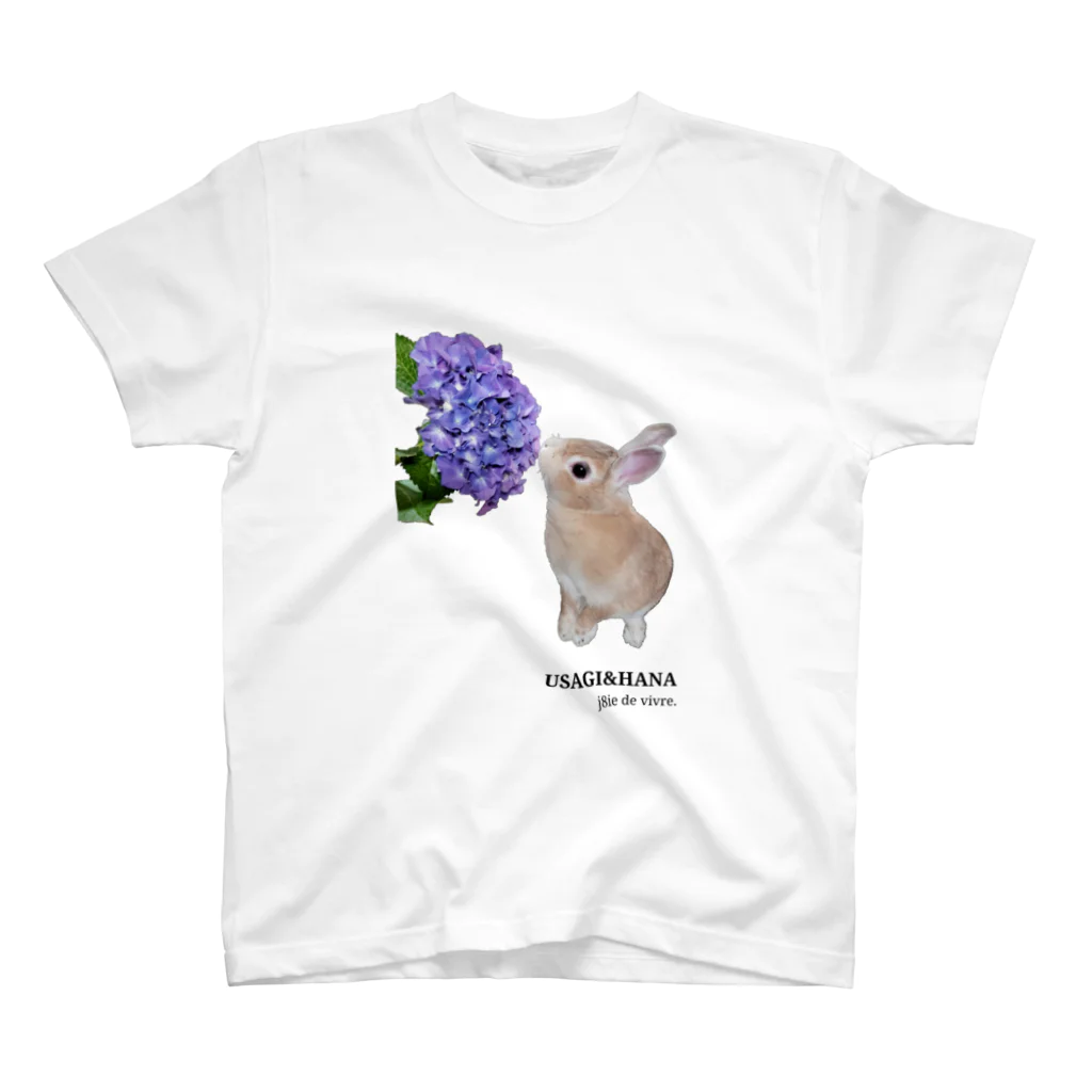 j8ie de vivre♪のうさぎと花　初めて紫陽花と出会ったうさぎ スタンダードTシャツ