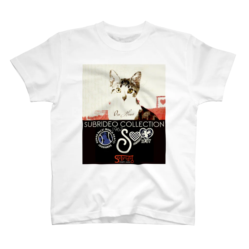 スブリデオの猫と目があう。 Regular Fit T-Shirt