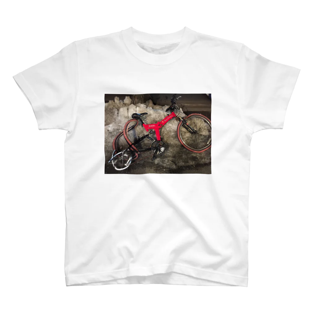 ヨニキ公式ショップの後輪がぐちゃぐちゃになった自転車 Regular Fit T-Shirt