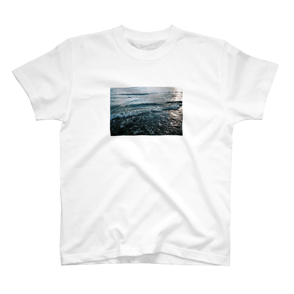 みぎてから海びらきの9月の海 スタンダードTシャツ