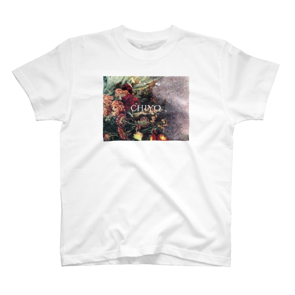 CHIYOのI need flowers every day. Regular Fit T-Shirt