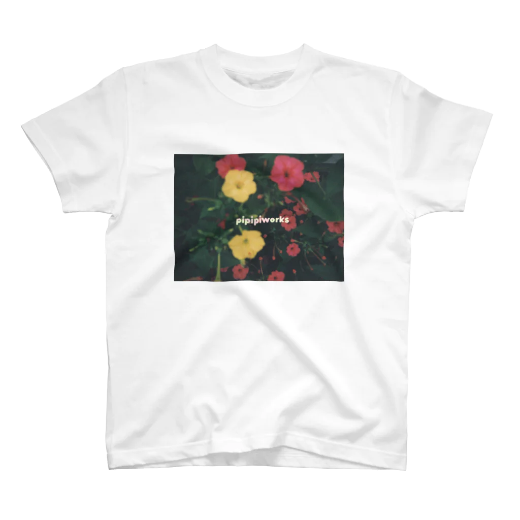 ぴぴぴ わーくすの赤と黄色のお花のTシャツ スタンダードTシャツ