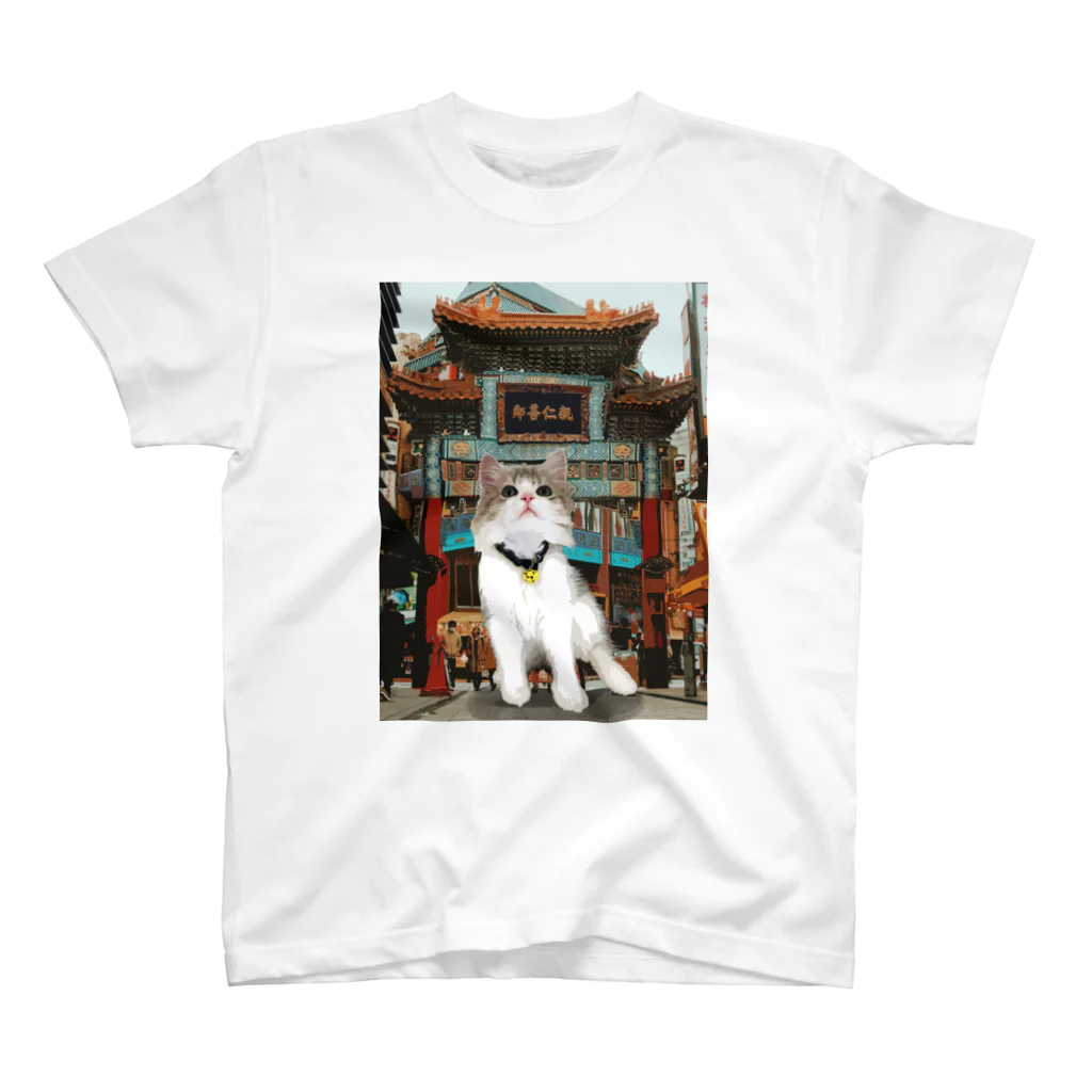 ToMoMiSaのCat looking upx横浜中華街 -猫【ご当地シリーズin横浜】 スタンダードTシャツ