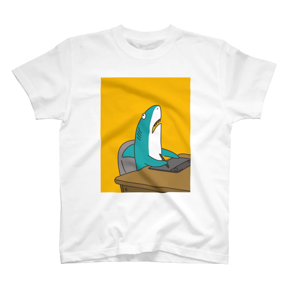わたなべ萌の限界がきているサメ Regular Fit T-Shirt
